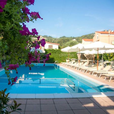 Residence Holidays Pietra Ligure Bagian luar foto