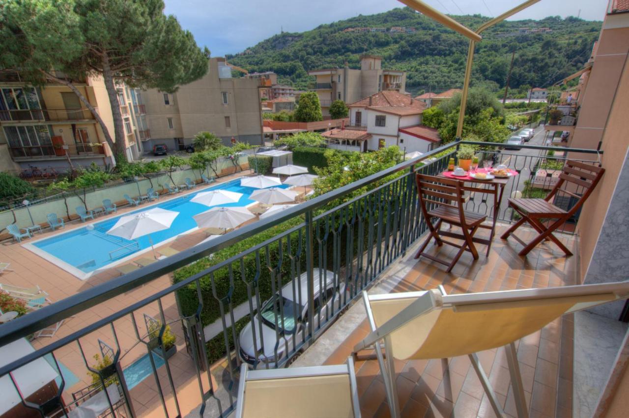 Residence Holidays Pietra Ligure Bagian luar foto