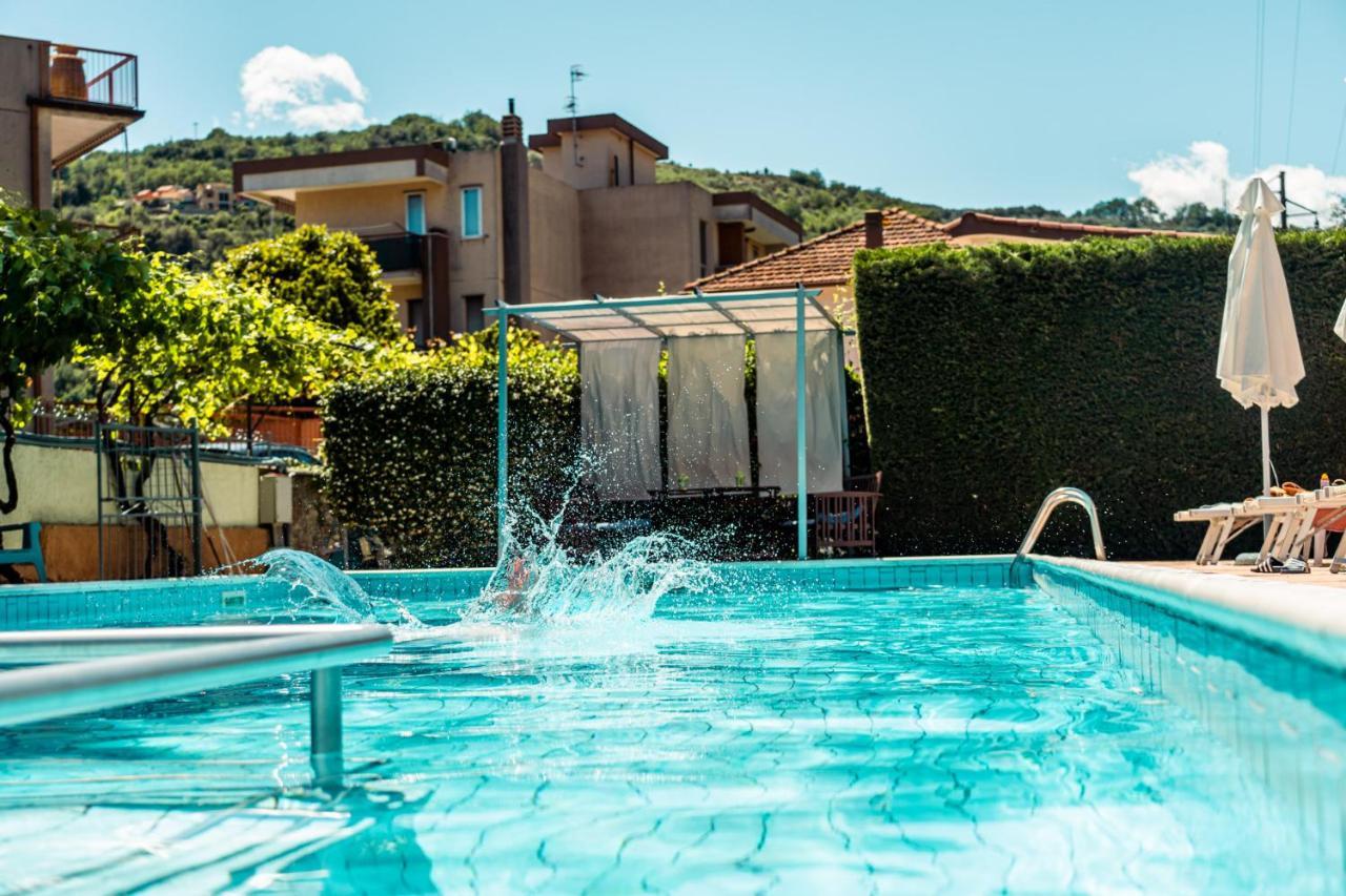 Residence Holidays Pietra Ligure Bagian luar foto