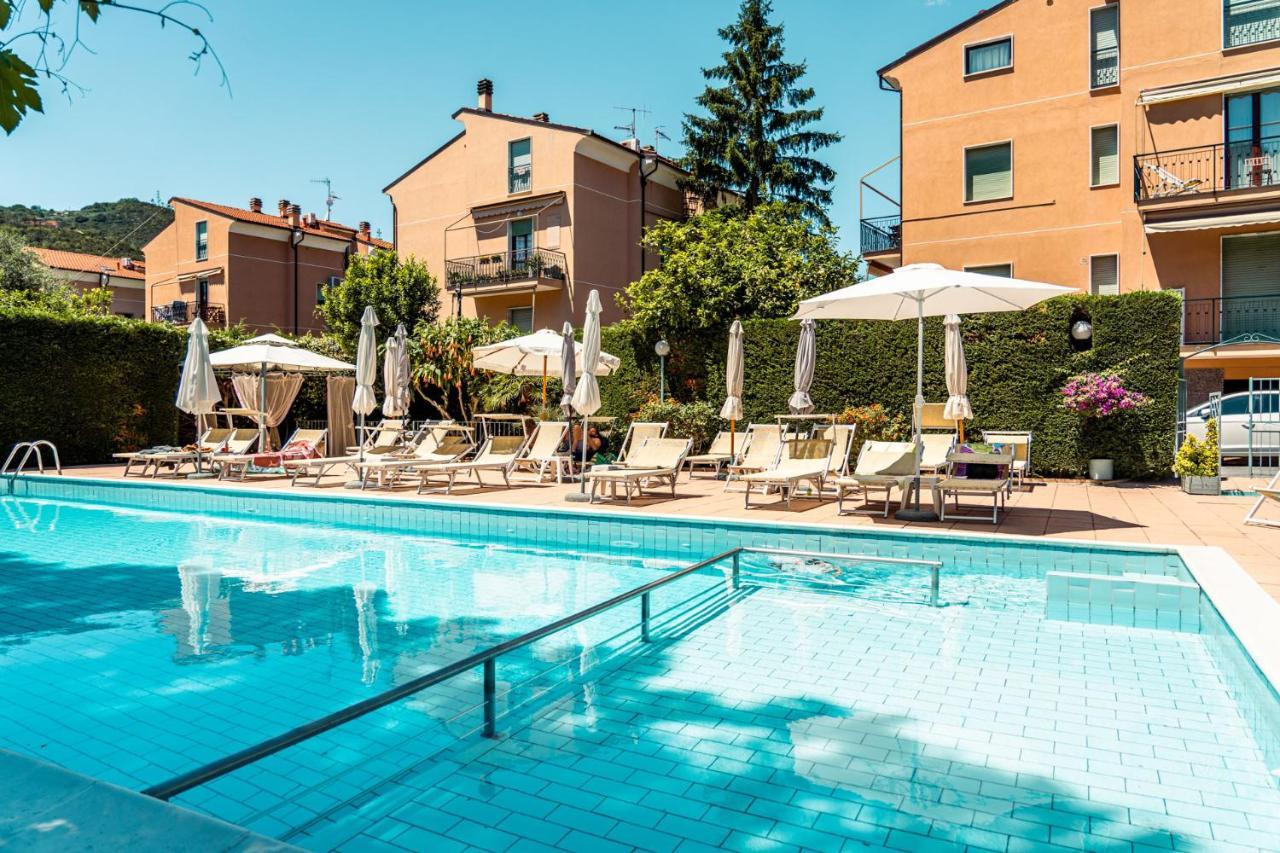 Residence Holidays Pietra Ligure Bagian luar foto