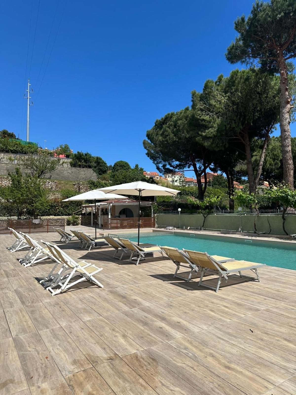 Residence Holidays Pietra Ligure Bagian luar foto