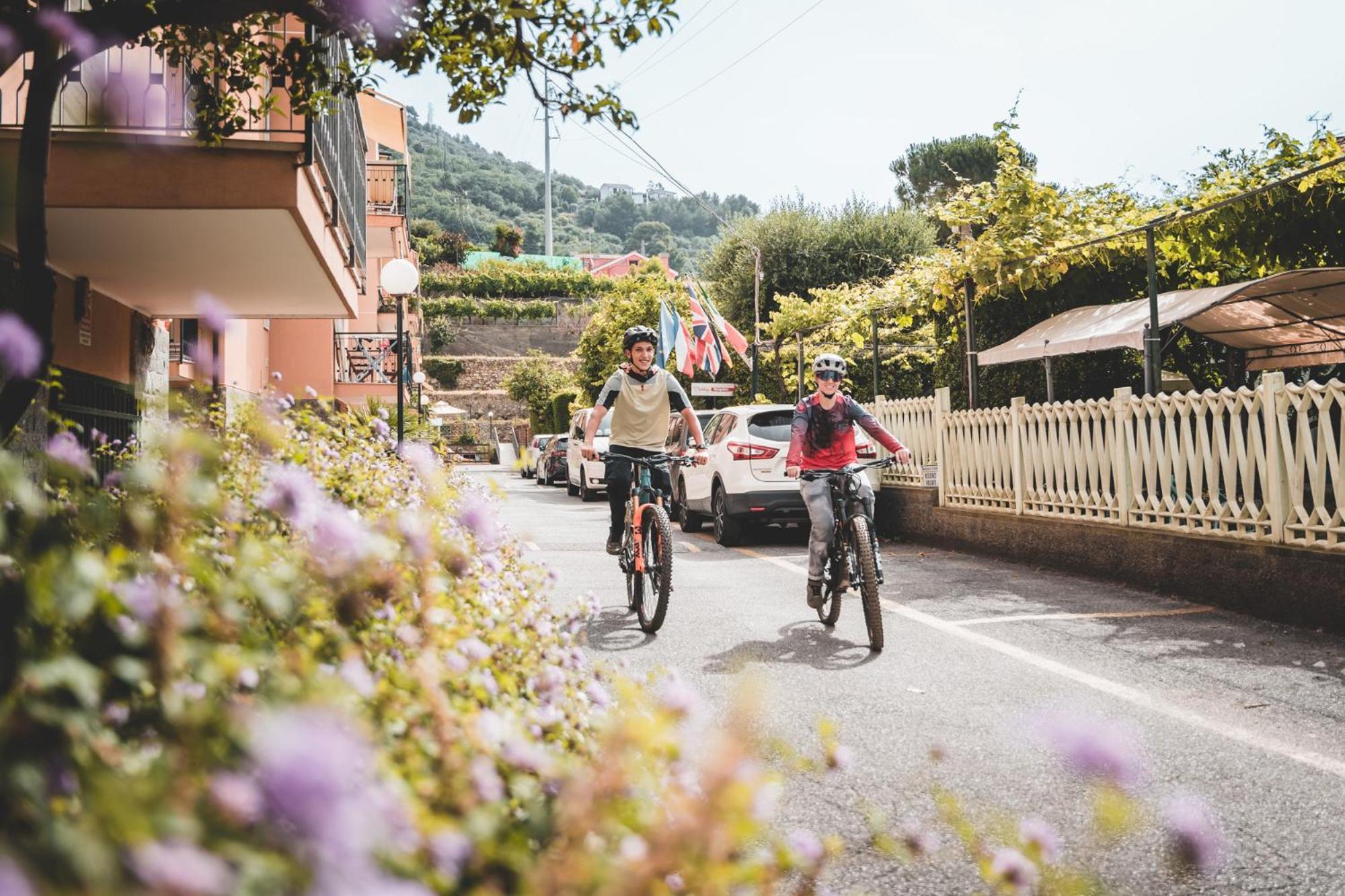 Residence Holidays Pietra Ligure Bagian luar foto