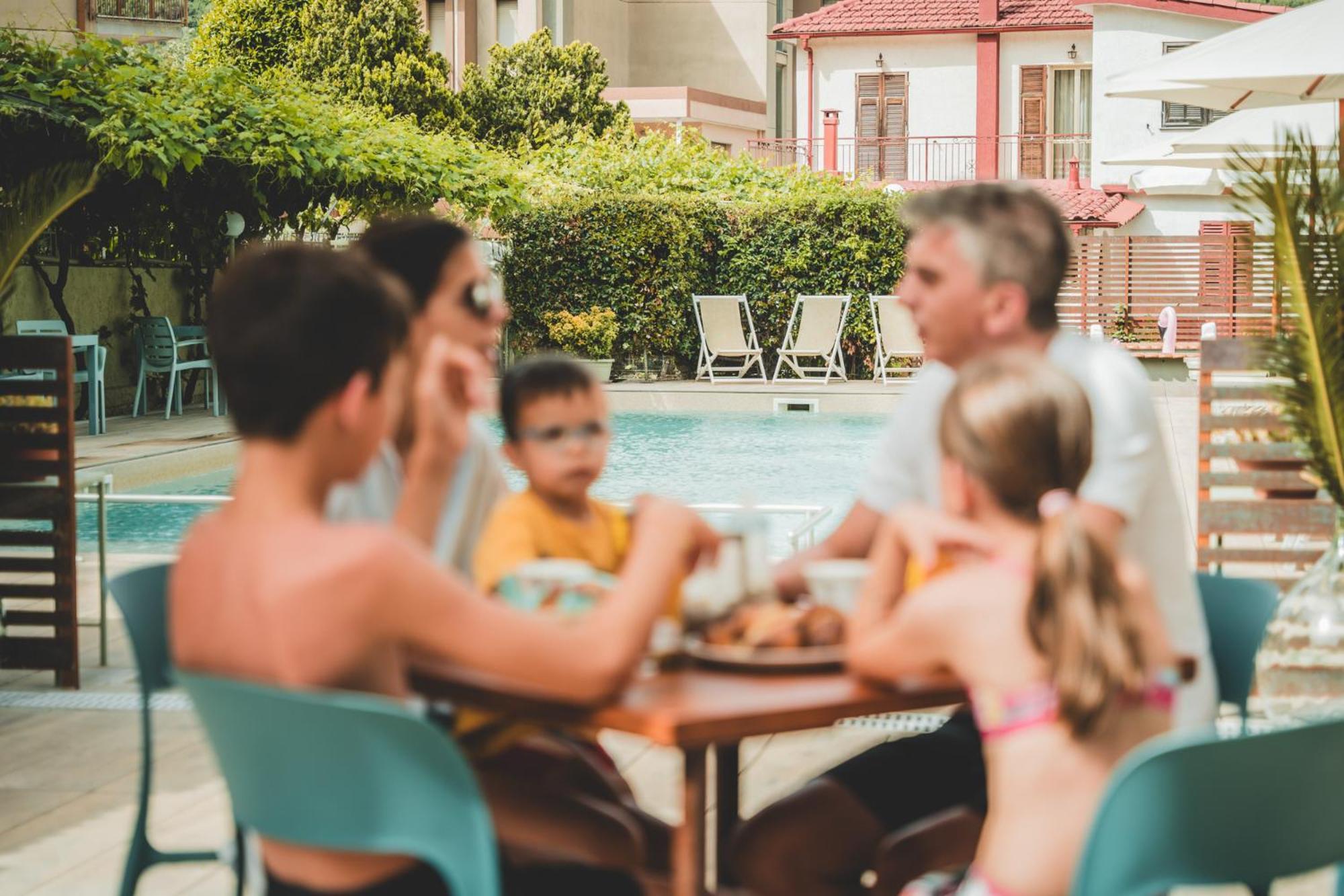 Residence Holidays Pietra Ligure Bagian luar foto