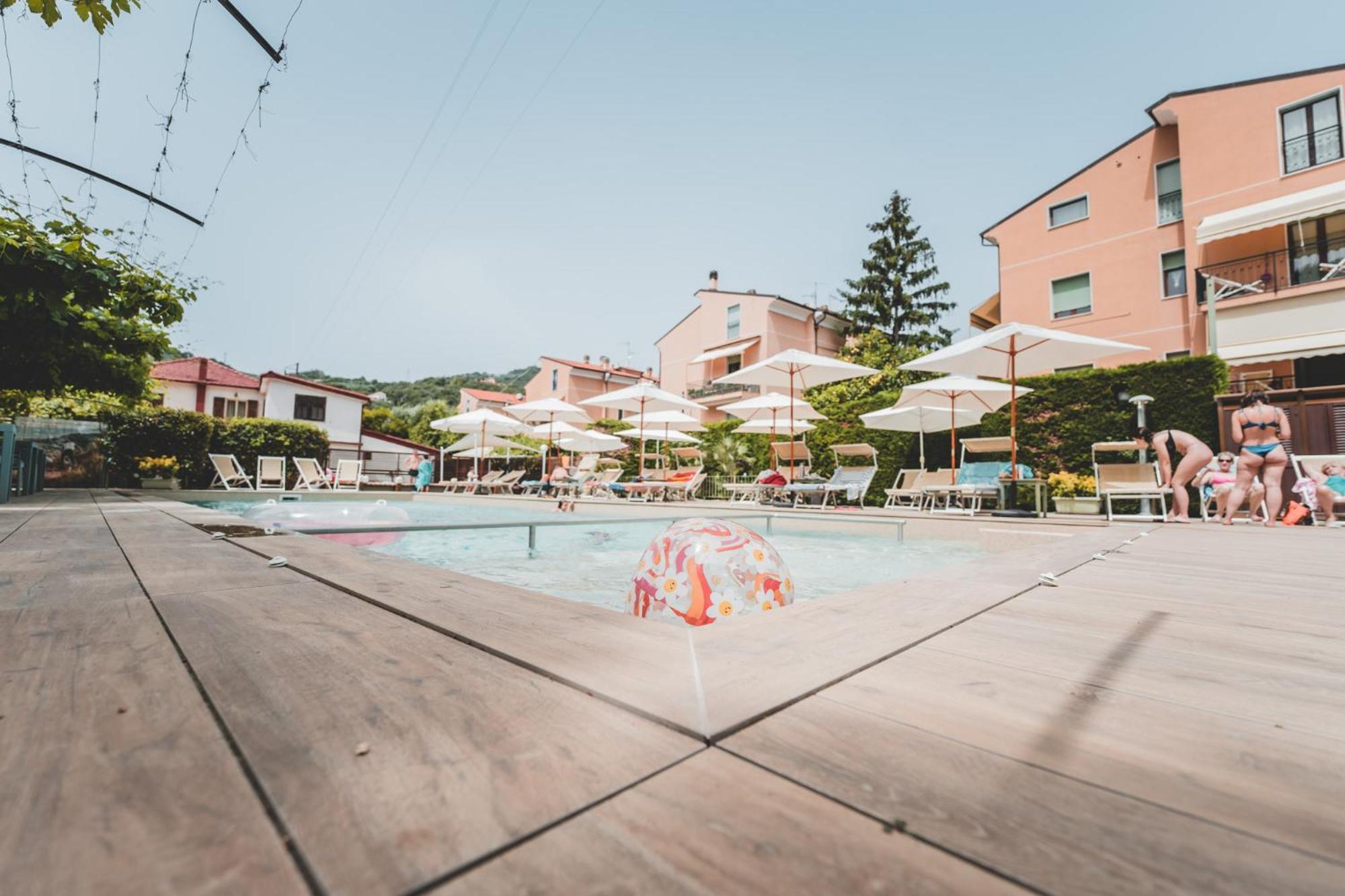 Residence Holidays Pietra Ligure Bagian luar foto