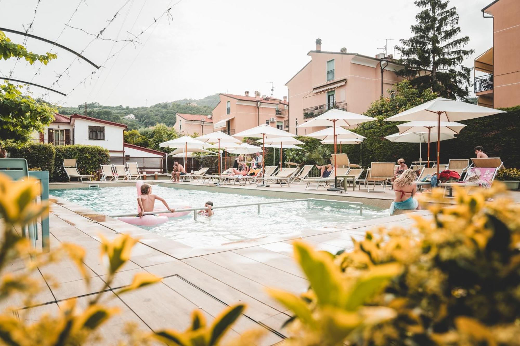 Residence Holidays Pietra Ligure Bagian luar foto