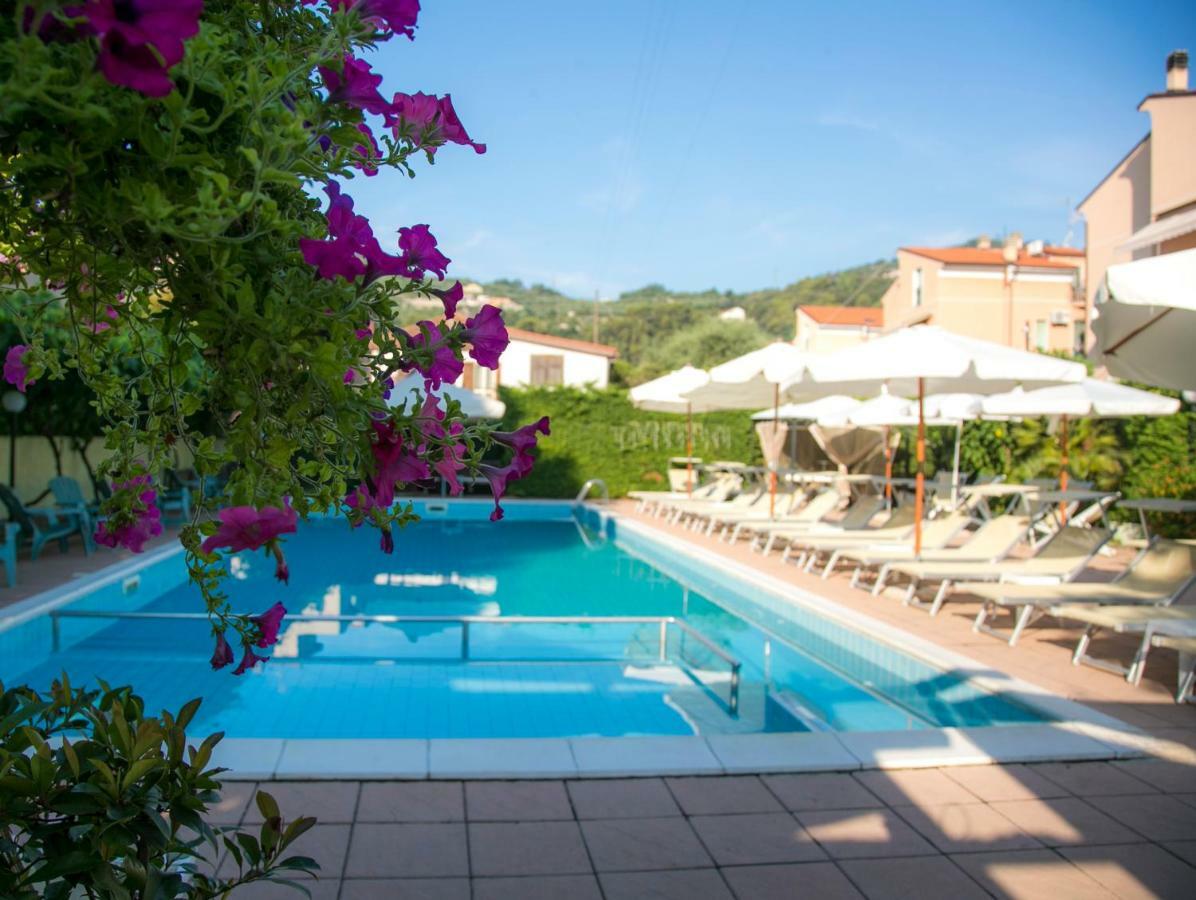 Residence Holidays Pietra Ligure Bagian luar foto